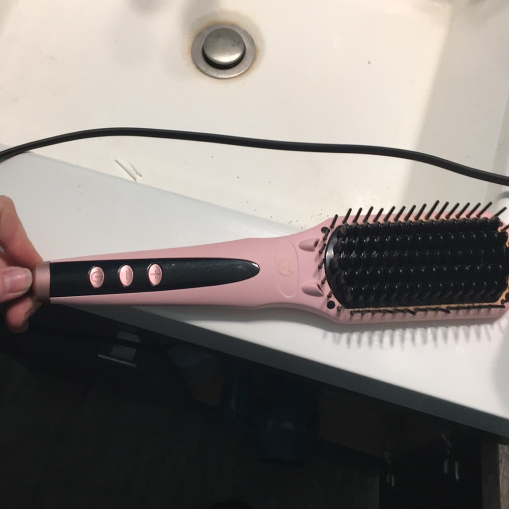Brush straightener